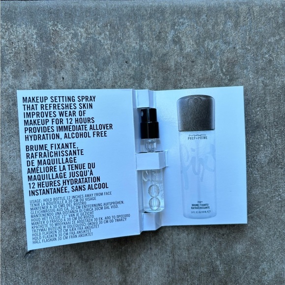 MAC Makeup Setting Spray with Hydration - Picture 1 of 2